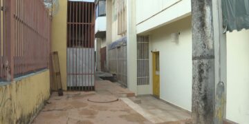 Homem é baleado por morador ao invadir residência em Brasília.