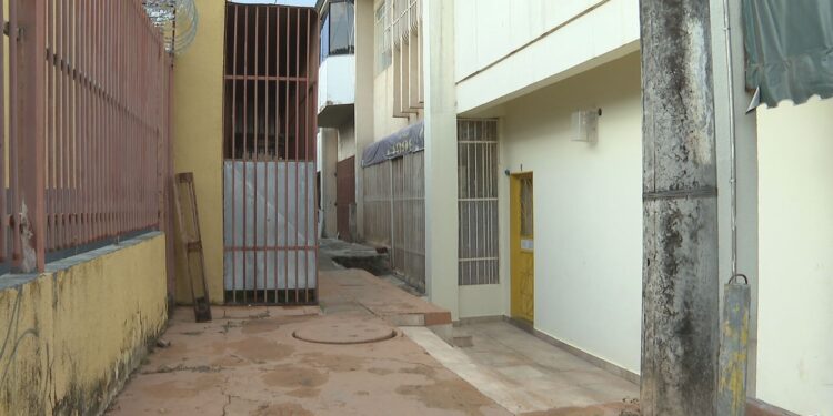 Homem é baleado por morador ao invadir residência em Brasília.