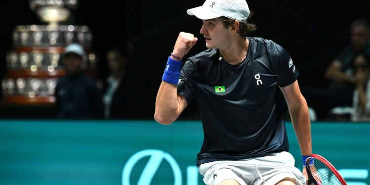 João Fonseca conquista mais uma vitória e avança para as quartas de final em Brest.